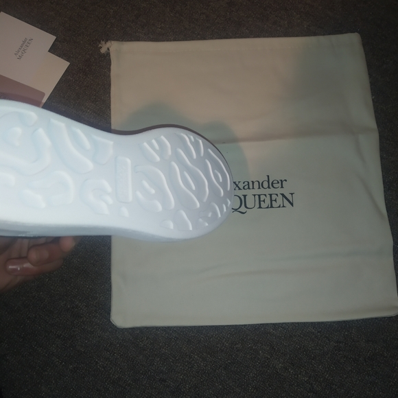 McQueen - Picture 6 of 6